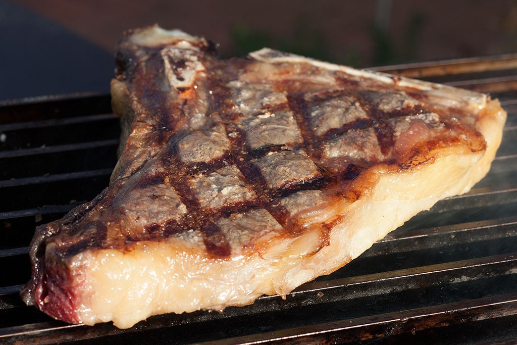 New York Cut Rib-Steak mit Rosenkohl aus dem Wok | bigBBQ.de