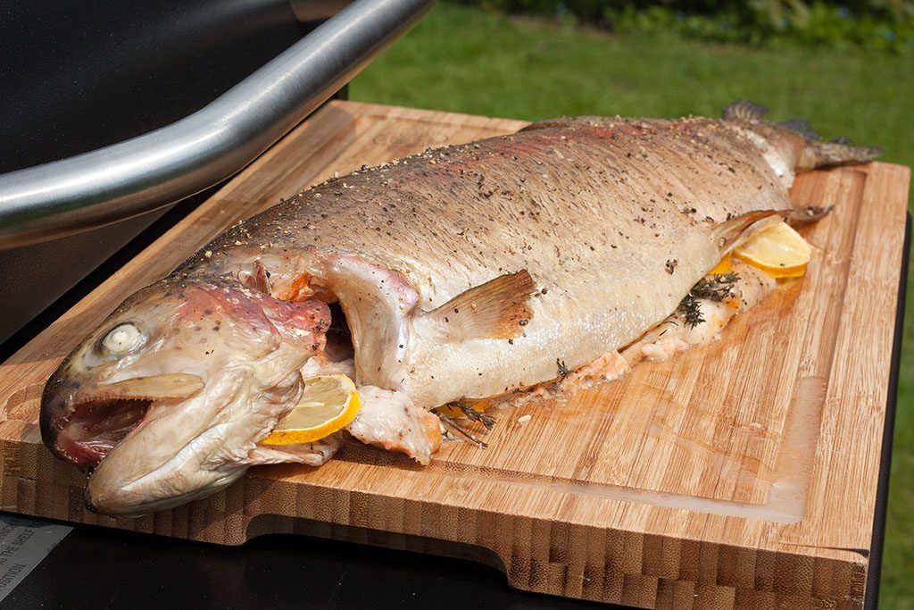 Ganze Lachsforelle v. Traeger PelletGrill bigBBQ.de