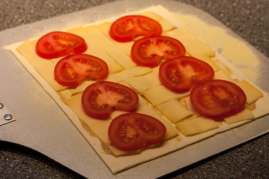 Appetizer: Tomaten-Käse-Blätterteig mit Dijon Senf | bigBBQ.de