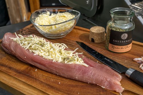 Schweinefilet mit Käse-Kräuter-Füllung | bigBBQ.de